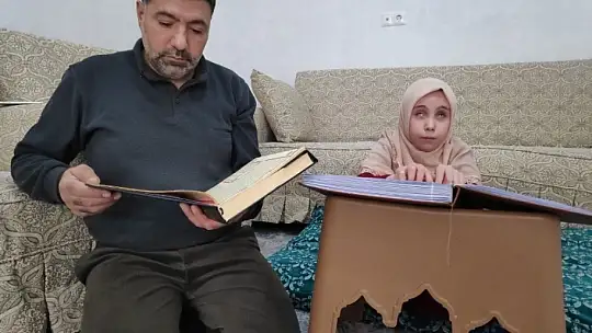 Görme engelli Esmanur uzaktan eğitimle Kuran okumayı öğrendi