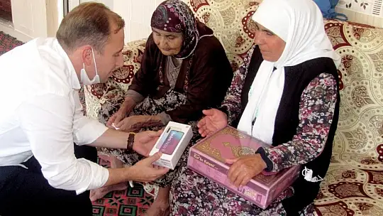 Görme engelli kadına elektronik Kur'an-ı Kerim hediyesi