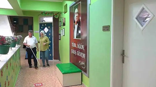 Görme engelli okul müdürü azmiyle örnek oluyor