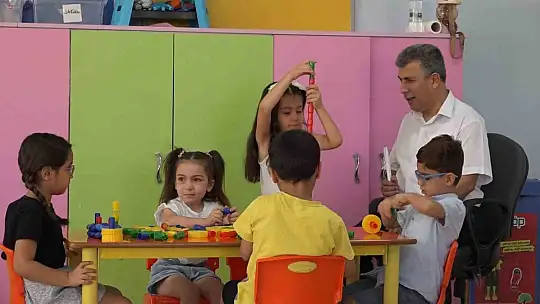 Görme engelli okul müdürü azmiyle örnek oluyor