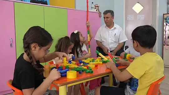 Görme engelli okul müdürü azmiyle örnek oluyor