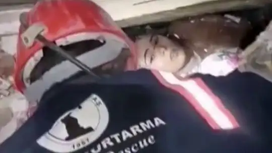 Günler sonra enkaz altında ilk su