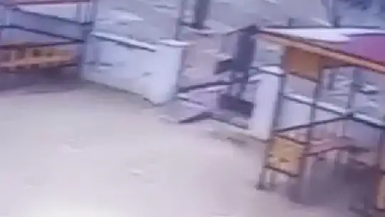 Güpegündüz sitenin demir kapısını çaldı