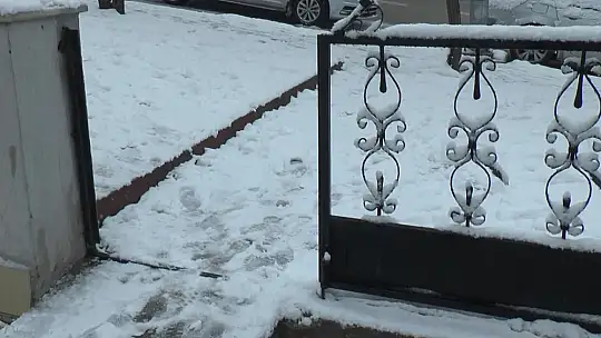 Güpegündüz sitenin demir kapısını çaldı