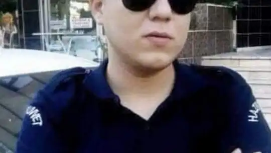 Güpegündüz sitenin demir kapısını çaldı