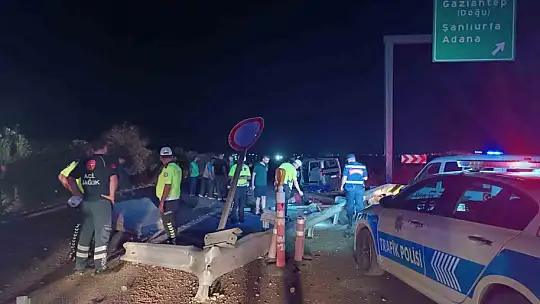 Hafif ticari araç güvenlik görevlilerinin bulunduğu kulübeye çarptı: 1 ölü, 3 yaralı