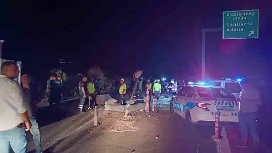 Hafif ticari araç güvenlik görevlilerinin bulunduğu kulübeye çarptı: 1 ölü, 3 yaralı