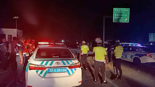 Hafif ticari araç güvenlik görevlilerinin bulunduğu kulübeye çarptı: 1 ölü, 3 yaralı