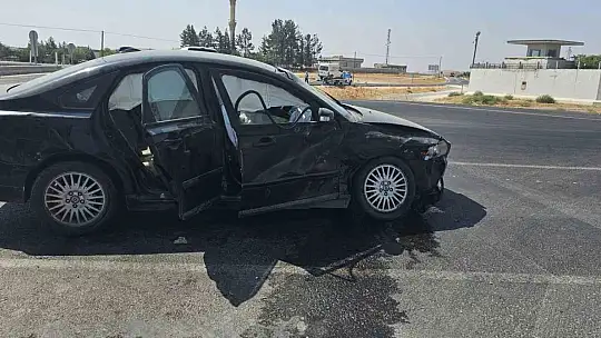 Hafif ticari araç ile otomobil kavşakta çarpıştı: 2 yaralı