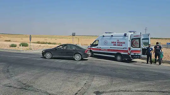 Hafif ticari araç ile otomobil kavşakta çarpıştı: 2 yaralı