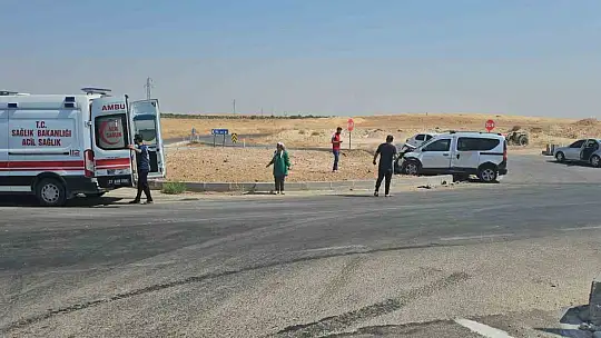 Hafif ticari araç ile otomobil kavşakta çarpıştı: 2 yaralı