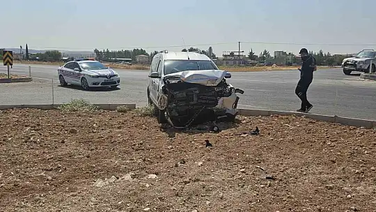 Hafif ticari araç ile otomobil kavşakta çarpıştı: 2 yaralı