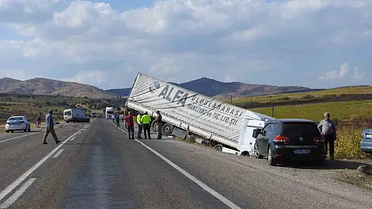 Hafif ticari araç ile tır kafa kafaya çarpıştı: 1'i ağır 2 yaralı