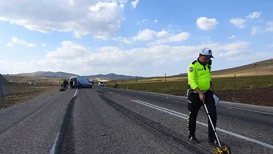 Hafif ticari araç ile tır kafa kafaya çarpıştı: 1'i ağır 2 yaralı