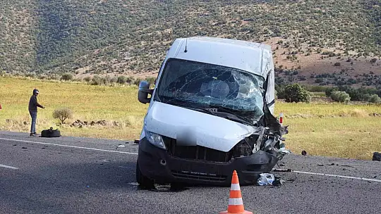 Hafif ticari araç ile tır kafa kafaya çarpıştı: 1'i ağır 2 yaralı