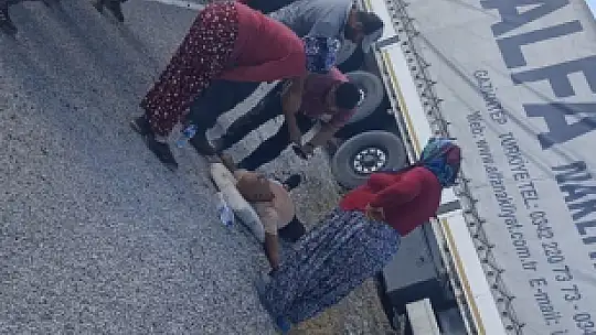 Hafif ticari araç ile tır kafa kafaya çarpıştı: 1'i ağır 2 yaralı