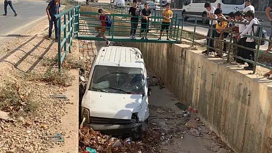 Hafif ticari araç kanala uçtu: 2 yaralı