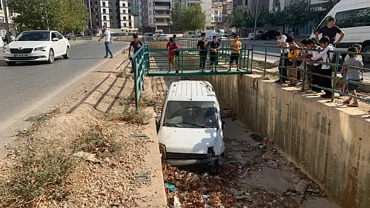 Hafif ticari araç kanala uçtu: 2 yaralı