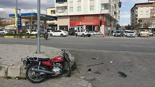 Hafif ticari araçla çarpışan motosikletin sürücüsü hayatını kaybetti