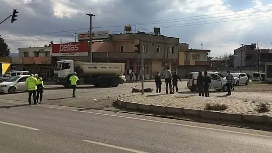 Hafif ticari araçla çarpışan motosikletin sürücüsü hayatını kaybetti