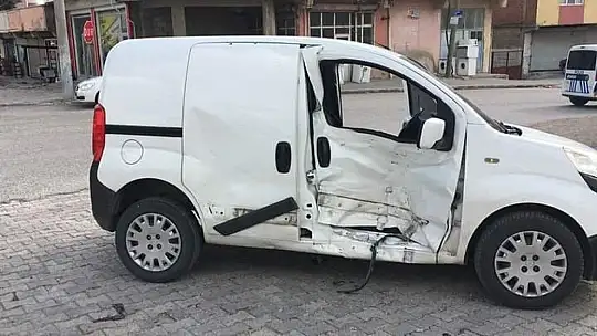 Hafif ticari araçla çarpışan motosikletin sürücüsü hayatını kaybetti