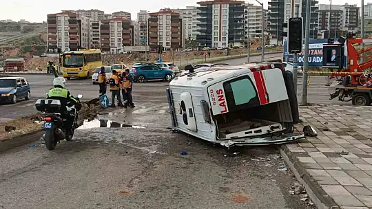 Hasta almaya giden ambulans kaza yaptı: 4 yaralı