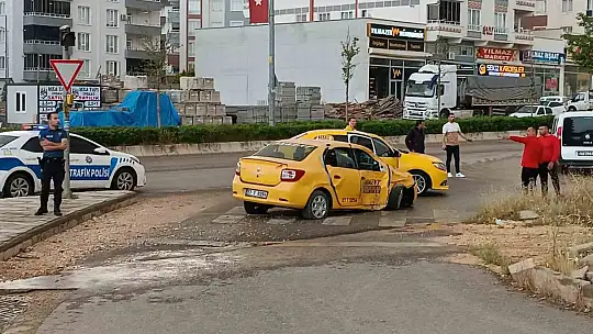 Hasta almaya giden ambulans kaza yaptı: 4 yaralı