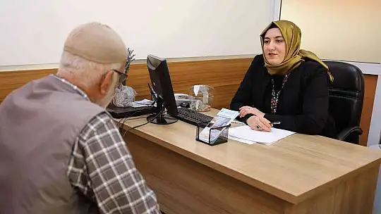 Hastalara karanfil dağıtıldı