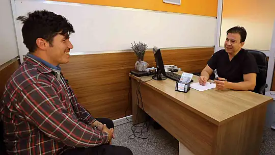 Hastalara karanfil dağıtıldı