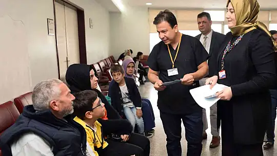 Hastalara karanfil dağıtıldı