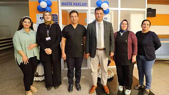 Hastalara karanfil dağıtıldı
