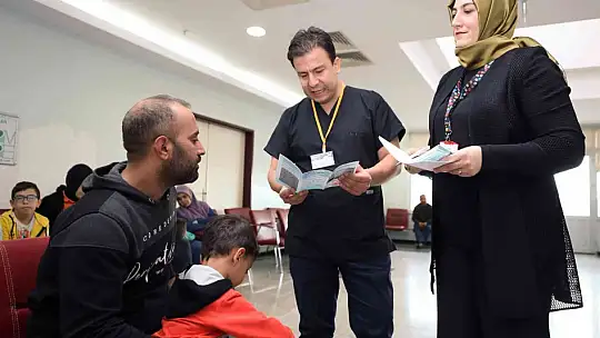 Hastalara karanfil dağıtıldı