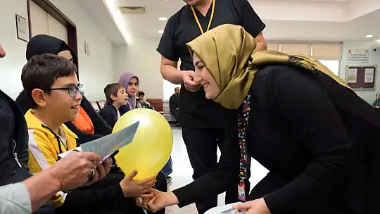 Hastalara karanfil dağıtıldı