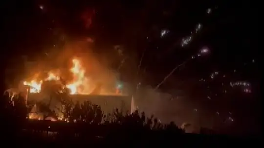 Havai fişek yüklü tır alev alınca ilginç görüntüler ortaya çıktı
