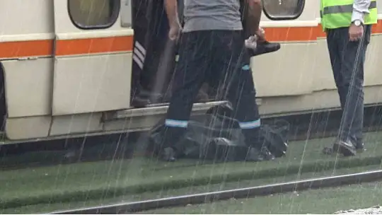 Hayatını kaybeden gencin cenazesini tramvayın altından itfaiye çıkardı