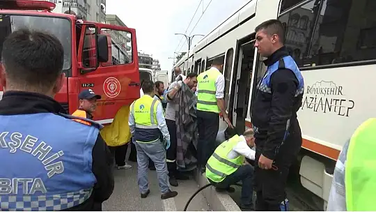 Hayatını kaybeden gencin cenazesini tramvayın altından itfaiye çıkardı