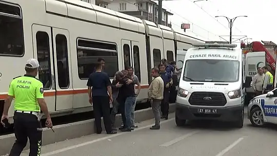 Hayatını kaybeden gencin cenazesini tramvayın altından itfaiye çıkardı