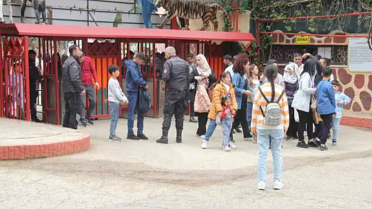 Hayvanat bahçesini bayramın ilk 2 gününde 12 bin kişi ziyaret etti