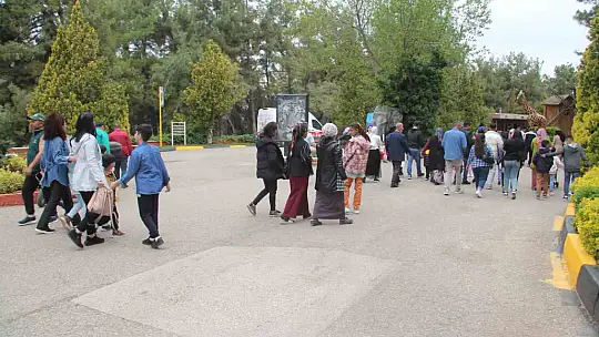 Hayvanat bahçesini bayramın ilk 2 gününde 12 bin kişi ziyaret etti