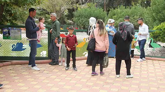Hayvanat bahçesini bayramın ilk 2 gününde 12 bin kişi ziyaret etti