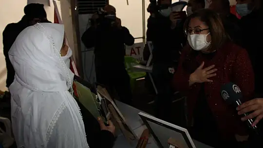 HDP önündeki aileler, Gaziantep Büyükşehir Belediye Başkanı Şahin'i zılgıtlarla karşıladı