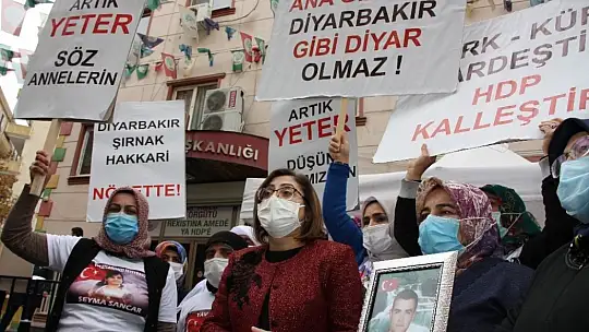 HDP önündeki aileler, Gaziantep Büyükşehir Belediye Başkanı Şahin'i zılgıtlarla karşıladı