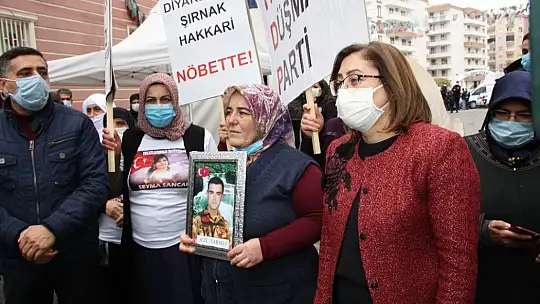 HDP önündeki aileler, Gaziantep Büyükşehir Belediye Başkanı Şahin'i zılgıtlarla karşıladı
