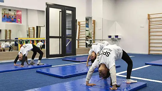 Hem spor yapıyor hem de çocuklarına örnek oluyorlar