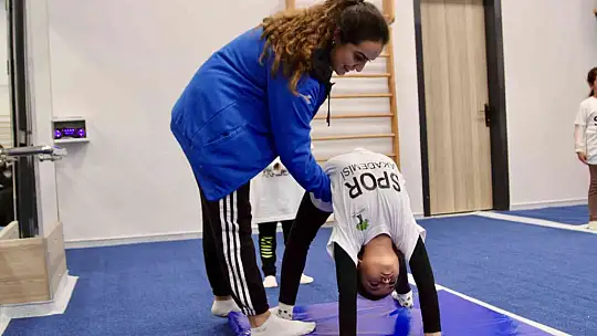 Hem spor yapıyor hem de çocuklarına örnek oluyorlar