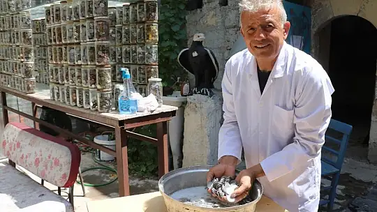 Her gün 4 ton parasını dezenfekte ediyor