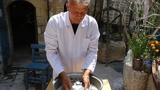 Her gün 4 ton parasını dezenfekte ediyor