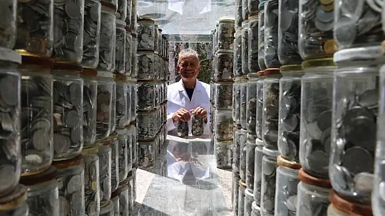 Her gün 4 ton parasını dezenfekte ediyor