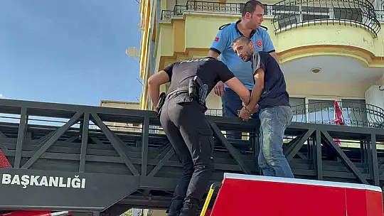 Hırsızlar bu sefer baltayı taşa vurdu: Kaçarken klimanın demirine asılı kaldılar