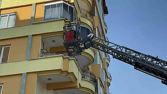 Hırsızlar bu sefer baltayı taşa vurdu: Kaçarken klimanın demirine asılı kaldılar